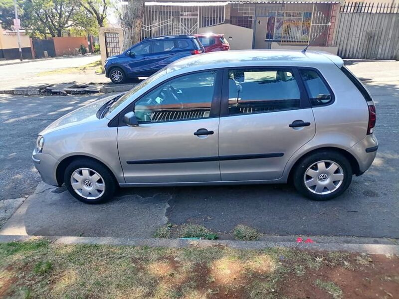 2006 V W polo bujwa 1.4 Silver Manual