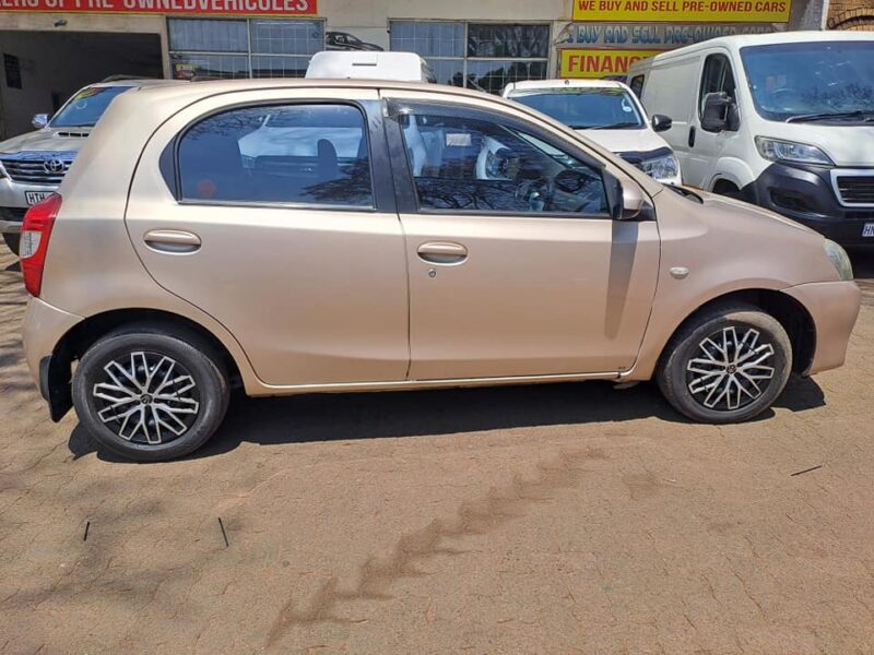 2015 TOYOTA ETIOS 1.5 HATCHBACK MANUAL