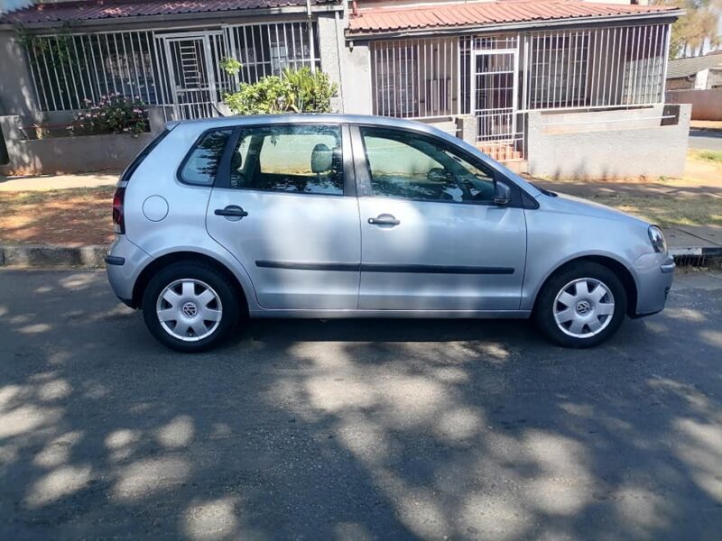 2006 V W polo bujwa 1.4 Silver Manual